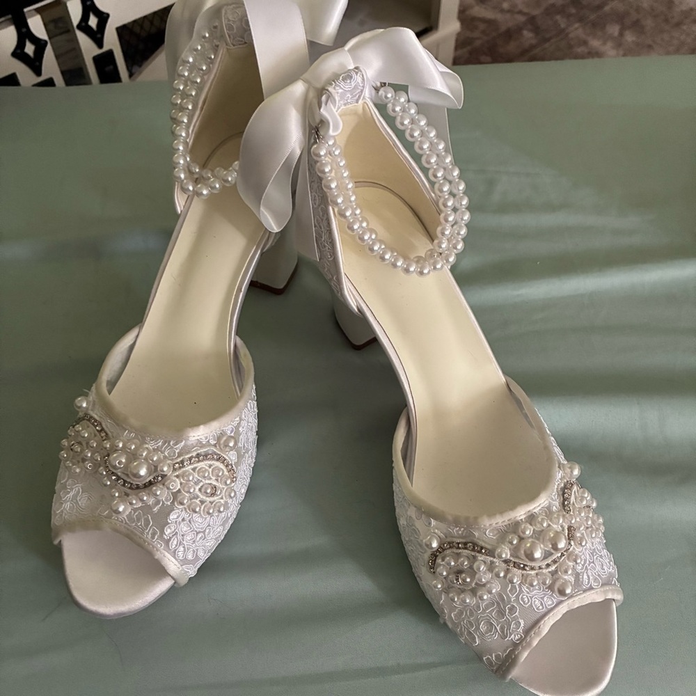 N w/oT White Pearl Lace Heels with Ankle Ribbon. Size 42/US 10 1/2 women’s.